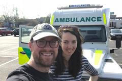 Pár britských zvěrolékařů cestuje kolem světa v sanitce.