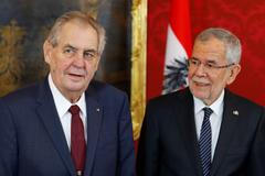 Rakouský prezident Alexander Van der Bellen a česká hlava státu Miloš Zeman.