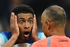 Jude Bellingham a rozhodčí Wilton Sampaio ve čtvrtfinále MS 2022 Anglie - Francie