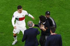 Na plačícího Ronalda po cestě do kabin naběhl fanoušek. Zasáhnout musela ochranka