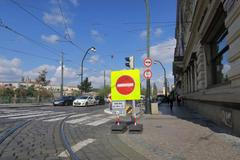 ŽIVĚ: Pražského magistrátu se zmocnili fanatici, říká Macinka. Jak šikanují řidiče?