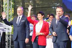 Petr Fiala, Martin Jurečka a Markéta Pekarová Adamová jako lídři koalice Spolu zdraví své příznivce na předvolební akci na konci srpna 2022.