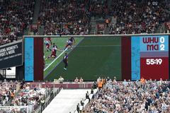 fotbal, anglická liga 2019/2020, West Ham - Manchester City, videorozhodčí ukazuje, proč neuznal hostům gól