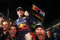 Max Verstappen z Red Bullu slaví po VC Japonska titul mistra světa F1