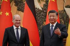 Olaf Scholz a Si Ťin-pching v Pekingu.