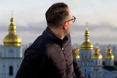 Reportér BBC Hugo Bachega musel ukončit přímý vstup, když na Kyjev dopadaly rakety