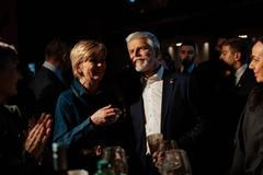 Jak se nový prezident s manželkou zdravili se svými příznivci