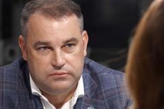 Češi mají pocit, že peníze padají z nebe. Stali se z nás černí pasažéři, říká Hampl