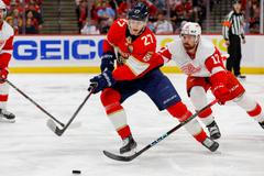 NHL, Florida Panthers - Detroit Red Wings, Filip Hronek (vpravo)
