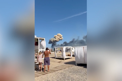 Konec oblíbeného opalování na Krymu? Vyděšení lidé prchali za hlasitého dunění z pláží