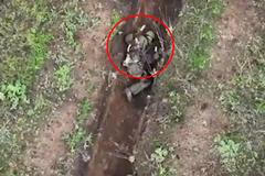 Ruský voják v zákopu chytil a odhodil svržené granáty svou holou rukou