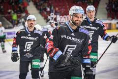 Karlovarský útočník Petr Koblasa slaví gól v hokejové extralize