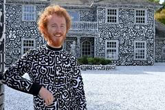 Britský umělec Sam Cox známý pod přezdívkou Mr Doodle před svým domem