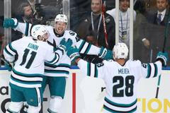 NHL v Praze: Nashville Predators vs. San José Sharks, radost hráčů San José