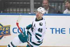 NHL si získala Prahu. O buly se postaral Čech, v hledišti byli sportovci i ministři