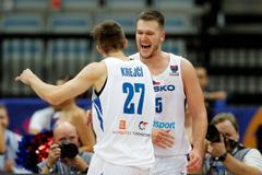 Martin Peterka a Vít Krejčí slaví v zápase Česko - Nizozemsko na ME v basketbalu v Praze 2022