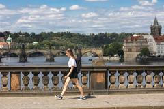 Ilustrační foto - léto, teplo, počasí, lidé, Praha, dívka, žena, studentka