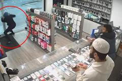 Zloděj popadl telefony a chtěl utéct. To ještě netušil, že obsluha zamkla dveře