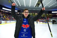 Fanoušek Motoru si v přestávkové soutěži vystřelil nové auto