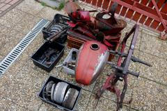 Jawa rozebrání motocyklu, kupy dílů