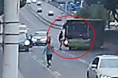 Video: Řidič si odběhl na toaletu. Autobus plný lidí se pak začal řítit po rušné silnici