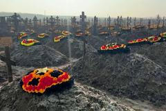 Záběry na hřbitov, kde Prigožin pohřbívá zabité ruské trestance z Wagnerovy skupiny