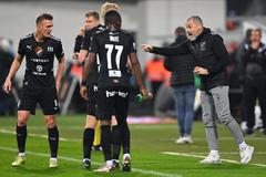 Trenér Baníku Pavel Hapal v rozmluvě se svými svěřenci