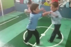 Rvačky a drsné fauly. Děti si při fotbalu neberou servítky