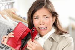 žena a prázdná peněženka