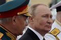 Sergej Šojgu a Vladimir Putin během námořnických oslav v Petrohradě.