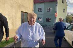 Lidé padají hlady na držku, tvrdí paní Marie z Oseku, která volí Babiše