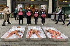 Světový den veganství, protest aktivistů z organizace PETA