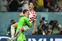 Dominik Livakovič a Mario Pašalič slaví vítězství v osmifinále MS 2022 Japonsko - Chorvatsko