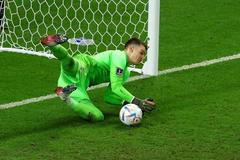 Dominik Livakovič chytá penaltu v rozstřelu osmifinále MS 2022 Japonsko - Chorvatsko