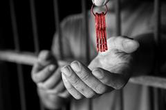 Most mezi vězením a svobodou