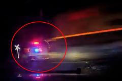 Srážka vlaku s policejním vozem s podezřelou na zadním sedadle