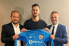 Martin Dúbravka s dresem svého nového zaměstnavatele