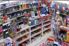 Osmdesátiletý vlastník obchodu zastavil zloděje. Použil na něj brokovnici