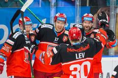 Radost hradeckých hokejistů v zápase extraligy