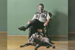 Takto se Miloš Balák nechal zvěčnit v knize, kterou Hrad vydal o Lánech.