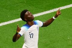 Bukayo Saka slaví gól v osmifinále MS 2022 Anglie - Senegal