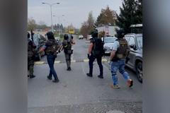 Na Černém Mostě byl postřelen chlapec. Policisté na místě zadrželi dva muže a několik zbraní