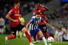 Patrik Schick a Callum Hodson-Odoi z Leverkusenu přihlíží průniku Joaa Maria z Porta