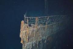 Jedinečné záběry vraku Titaniku. Potápěči poprvé od roku 1912 na video zachytili obří kotvu