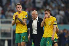 Harry Souttar, trenér Graham Arnold a Kye Rowles po vyřazení Austrálie na MS v Kataru