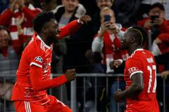 Liga mistrů 2022/23, Bayern - Plzeň: Alphonso Davies (vlevo) a Sadio Mané slaví gól na 3:0