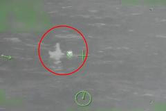 Zázrak na Den díkůvzdání. Muž přežil dlouhé hodiny v rozbouřeném moři