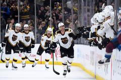 David Pastrňák oslavuje se spoluhráči gól Bostonu proti Coloradu