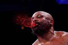 Zraněný Derek Chisora v zápase o titul šampiona WBC s Tysonem Furym