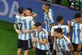 Argentinci slaví gól v osmifinále MS 2022 Argentina - Austrálie